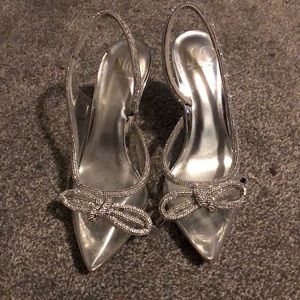 Jennifer Lopez silver heels 7M